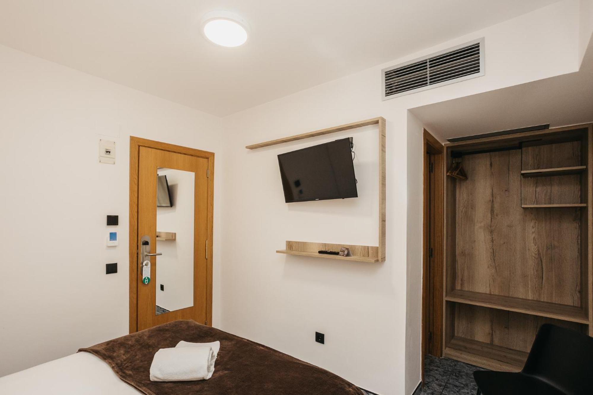 La Trobada Hotel Sport Ripoll Buitenkant foto