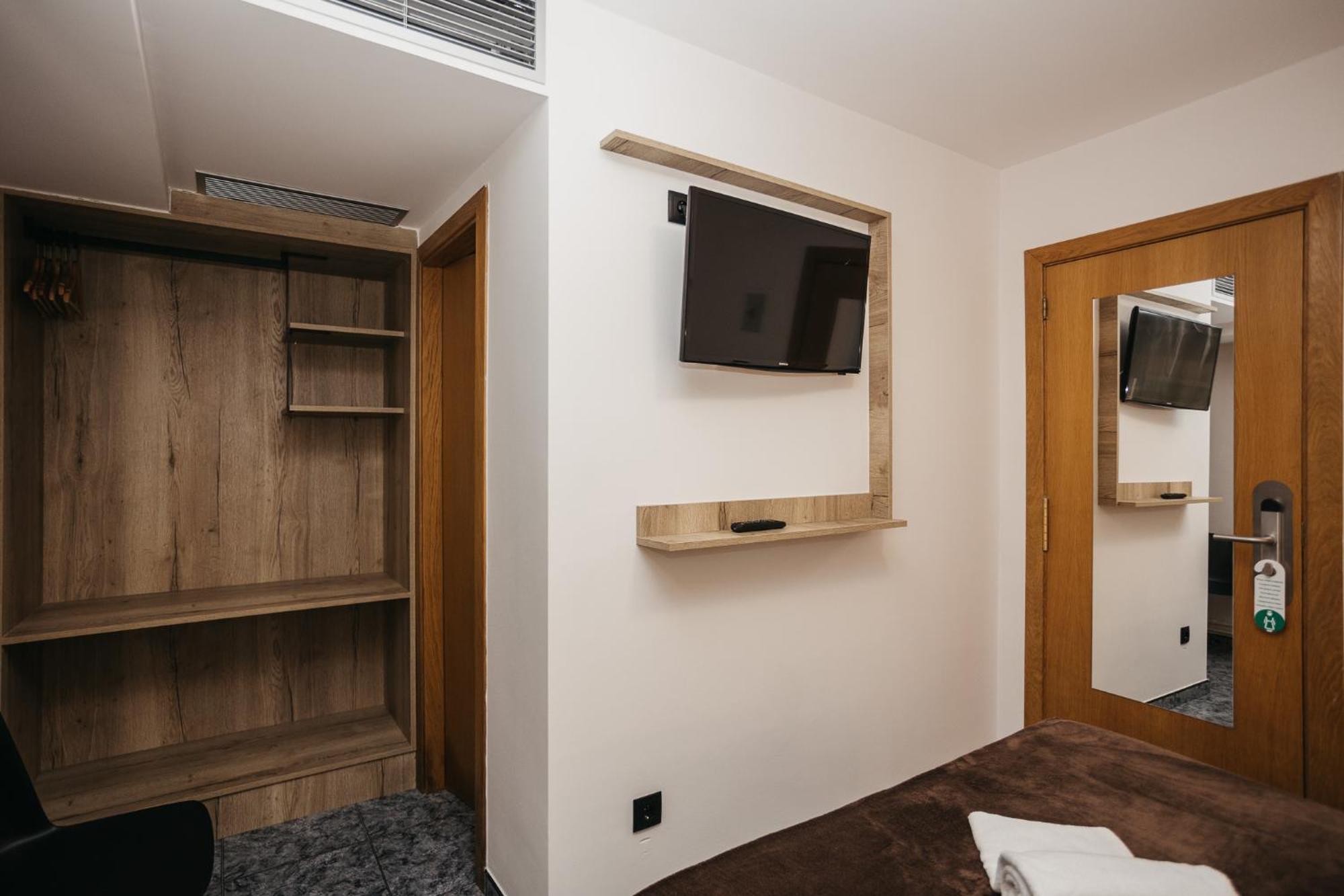 La Trobada Hotel Sport Ripoll Buitenkant foto